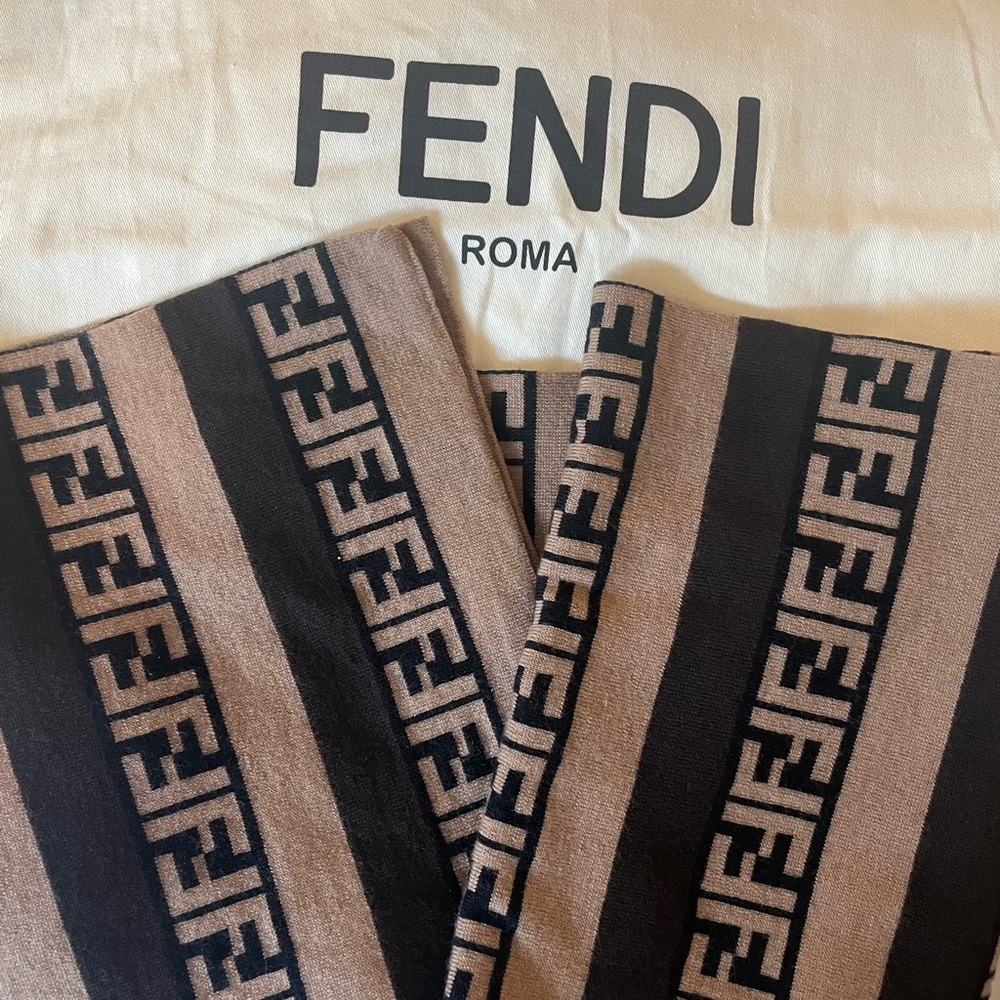 Fendi
patterned intarsia-knit scarf